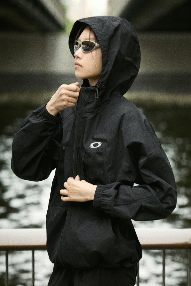 스톰 윈드브레이커 재킷 CJK113은 남녀 공용으로, 일상, 아웃도어, 스포츠 활동에 적합한 윈드브레이커입니다. 블랙, 화이트, 베이지 3가지 색상으로 출시되었으며, 봄, 여름, 가을 계절에 착용하기 좋습니다. 가볍고 부드러운 나일론과 폴리에스테르 혼방 소재로 제작되었으며, 레귤러 핏에 얇은 두께로 활동성을 높였습니다. 후드 탈부착, 메쉬 통기, YKK 지퍼, 반사 로고, 팩커블 기능, 스트링 조절, 메쉬 포켓 등 다양한 특징을 갖추었고, 방풍, 통기, 경량, 사이즈 조절, 재귀반사 기능을 제공합니다. 스포티, 캐주얼, 미니멀 스타일을 연출하기에 좋습니다.
