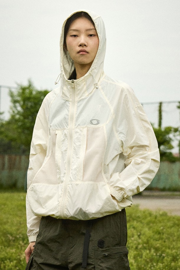 스톰 윈드브레이커 재킷 CJK113은 남녀 공용으로, 일상, 아웃도어, 캠핑 등 다양한 용도로 활용 가능한 윈드브레이커입니다. 블랙, 화이트, 베이지 3가지 컬러로 출시되었으며, 봄, 여름, 가을 계절에 적합합니다. 레귤러핏의 얇고 부드러운 나일론, 폴리에스테르 혼방 소재로 제작되었으며, 방수, 통기, 경량 기능과 패커블 기능으로 휴대성을 높였습니다. 후드 탈부착, 메쉬 포켓, 스트링 스토퍼, YKK 지퍼, 야간 반사 로고, 전면 4개 포켓, 스토리지 파우치 등 아웃도어 활동에 유용한 다양한 특징을 갖추었습니다. 캠핑룩, 여행룩, 등산룩, 스포티, 캐주얼, 미니멀 스타일을 연출하기 좋습니다.
