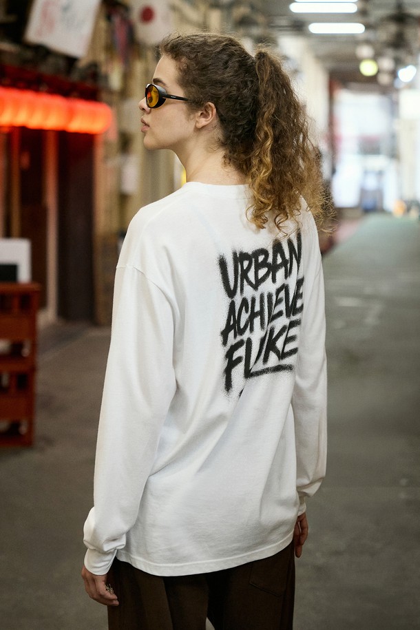 플루크 어반 라이프 오버핏 긴팔 티셔츠 FLT129는 남녀 공용으로 착용 가능한 긴팔 티셔츠입니다. 부드러운 촉감의 면 소재로 제작되어 봄, 가을에 편안하게 입을 수 있으며, 일상복으로 적합합니다. 오버핏 디자인과 라운드넥으로 캐주얼, 스트릿 스타일을 연출하며, 스프레이 아트 디자인과 입체적인 라바 프린팅이 돋보입니다. 넥라인 립테이프 마감, 사이드 라벨 디테일, 고밀도 프리미엄 원단, 열처리 가공 및 이중 워싱 처리로 완성도를 높였습니다.
