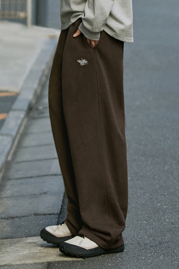 플루크 헤비웨이트 슬램로고 기모 스웻 팬츠 브라운 FTP205는 부드러운 촉감의 기모 안감으로 따뜻함을 선사하는 남녀 공용 트레이닝 바지입니다. 루즈핏으로 편안한 착용감을 제공하며, 일상 및 스포츠 활동 모두에 적합합니다. 가을, 겨울 시즌에 안성맞춤이며, 스포티와 캐주얼 스타일을 동시에 연출할 수 있습니다. 헤비웨이트 소재와 브라운 컬러, 로고 패턴으로 디자인되어 있으며, 밴딩 처리로 편안함을 더했습니다. 집콕룩, 산책룩, 피트니스룩 등 다양한 TPO에 활용할 수 있는 실용적인 아이템입니다.
