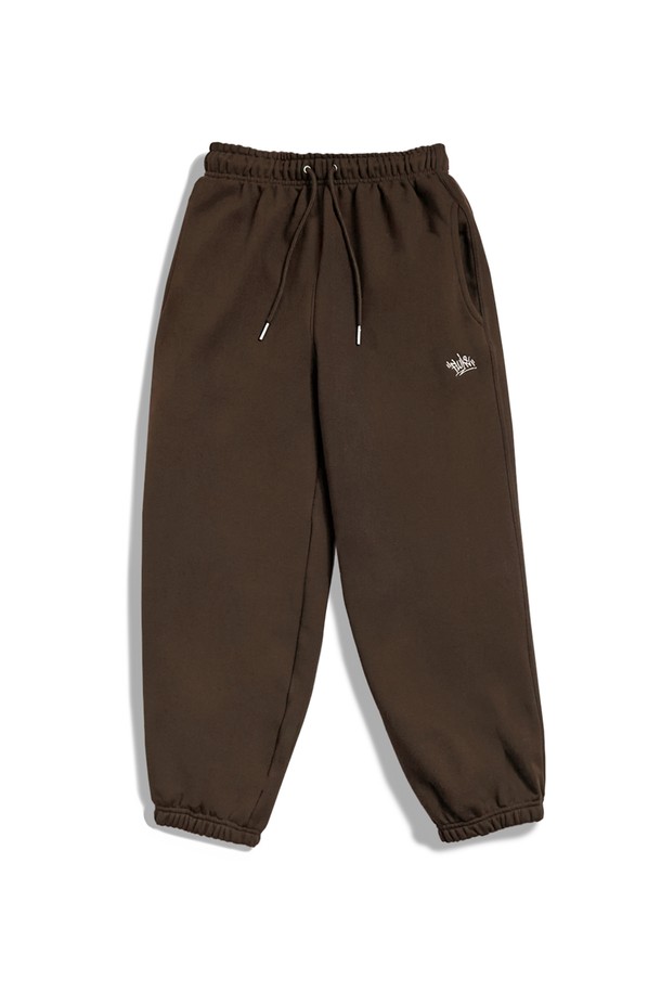 플루크 슬램로고 에센셜 조거 팬츠 브라운 FTP502는 일상 또는 스포츠 활동에 적합한 조거 핏 팬츠입니다. 부드러운 면 소재로 제작되어 편안한 착용감을 제공하며, 릴랙스 핏으로 활동성을 높였습니다. 밴딩 처리된 허리와 긴 기장으로 편안함을 더하고, 브라운 컬러에 플루크 슬램 로고 프린팅으로 스포티한 무드를 연출합니다. 두꺼운 두께감으로 봄, 가을, 겨울 계절에 따뜻하게 입을 수 있는 캐주얼 스타일의 조거 팬츠입니다.
