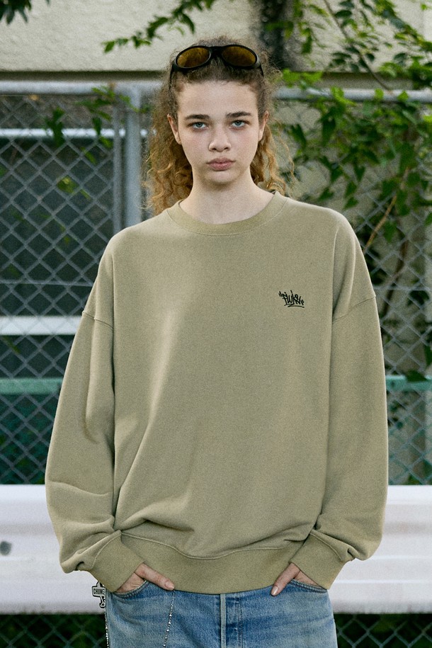 플루크 슬램로고 어센틱 맨투맨 티셔츠 베이지 FMT602는 남녀 모두 착용 가능한 캐주얼 스타일의 면 소재 맨투맨입니다. 부드러운 촉감의 두꺼운 면 소재로 제작되어 봄, 가을, 겨울 쌀쌀한 날씨에도 따뜻하게 착용할 수 있습니다. 베이지 컬러에 오버핏으로 디자인되어 편안하면서도 트렌디한 룩을 연출하며, 라운드넥과 긴 소매가 특징입니다. 플루크 슬램 로고가 포인트로 새겨져 베이직하면서도 미니멀한 스타일을 완성합니다. 일상생활에서 폭넓게 활용하기 좋은 아이템입니다.
