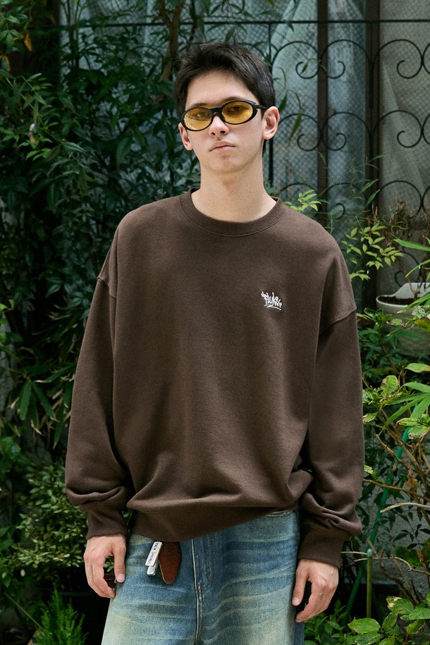 플루크 슬램로고 어센틱 맨투맨 티셔츠 브라운 FMT602는 캐주얼, 스트리트, 미니멀 스타일을 아우르는 공용 맨투맨입니다. 부드러운 면 소재에 두꺼운 두께감으로 제작되어 봄, 가을, 겨울 계절에 착용하기 좋습니다. 브라운 컬러의 라운드넥 디자인으로, 오버핏 실루엣과 긴 소매 기장이 특징입니다. 플루크 슬램 로고가 돋보이는 어센틱 스타일로, 편안하면서도 개성 있는 스타일을 연출할 수 있습니다. 일상 속에서 스타일리시함을 더해줄 아이템입니다.
