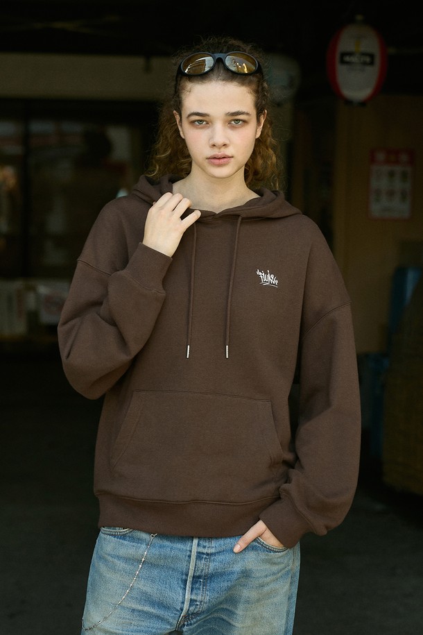 플루크 슬램로고 어센틱 후드 티셔츠 브라운 FHT602는 캐주얼과 스트리트 스타일을 모두 아우르는 공용 후드 티셔츠입니다. 가을, 겨울 시즌에 적합하며, 두꺼운 면 소재로 제작되어 부드러운 촉감을 선사합니다. 오버핏 디자인에 긴 소매 기장으로 편안한 착용감을 제공하며, 후드 디자인으로 포인트를 더했습니다. 브라운 컬러 바탕에 슬램로고 패턴으로 포인트를 주어 개성 있는 스타일을 연출할 수 있습니다.
