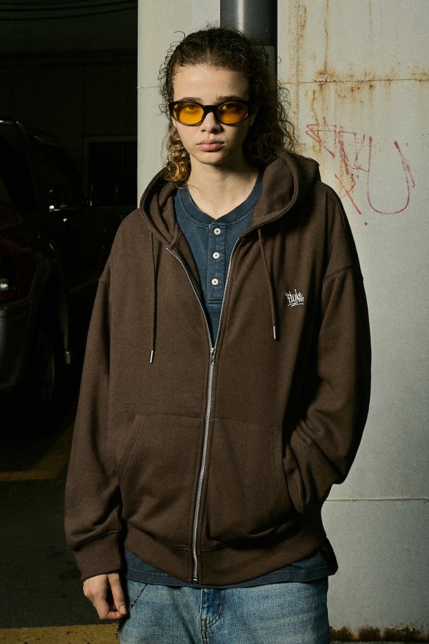 플루크 슬램로고 어센틱 후드 집업 브라운 FZT602-Z는 부드러운 촉감의 면과 폴리에스테르 혼방 소재로 제작된 남성용 후드 집업입니다. 넉넉한 오버핏으로 편안한 착용감을 제공하며, 두꺼운 두께감으로 봄, 가을에 따뜻하게 입을 수 있습니다. 가슴 부분의 자수 로고가 돋보이는 스트릿, 캐주얼 스타일의 후드 집업으로, 동네 마실룩이나 가을 나들이룩에 잘 어울립니다. 브라운 컬러로 어떤 옷에도 매치하기 쉬워 활용도가 높습니다. 일상에서 편안하고 스타일리시하게 연출할 수 있는 아이템입니다.
