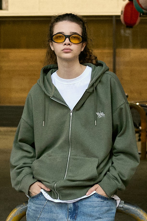 플루크 슬램로고 어센틱 후드 집업 카키 FZT602-Z는 남녀 모두 착용 가능한 오버핏 후드 집업입니다. 봄, 가을, 겨울 시즌에 적합하며, 스트릿 및 캐주얼 스타일을 연출할 수 있습니다. 카키 컬러에 로고 패턴이 특징이며, 긴 소매와 두꺼운 두께감으로 보온성을 높였습니다. 면과 폴리에스테르 혼방 소재로 제작되어 부드러운 촉감을 제공하며, 바이오워싱, 텐터가공, 이중워싱 처리로 완성도를 높였습니다. 흡습 및 보온 기능으로 편안하게 착용할 수 있습니다.
