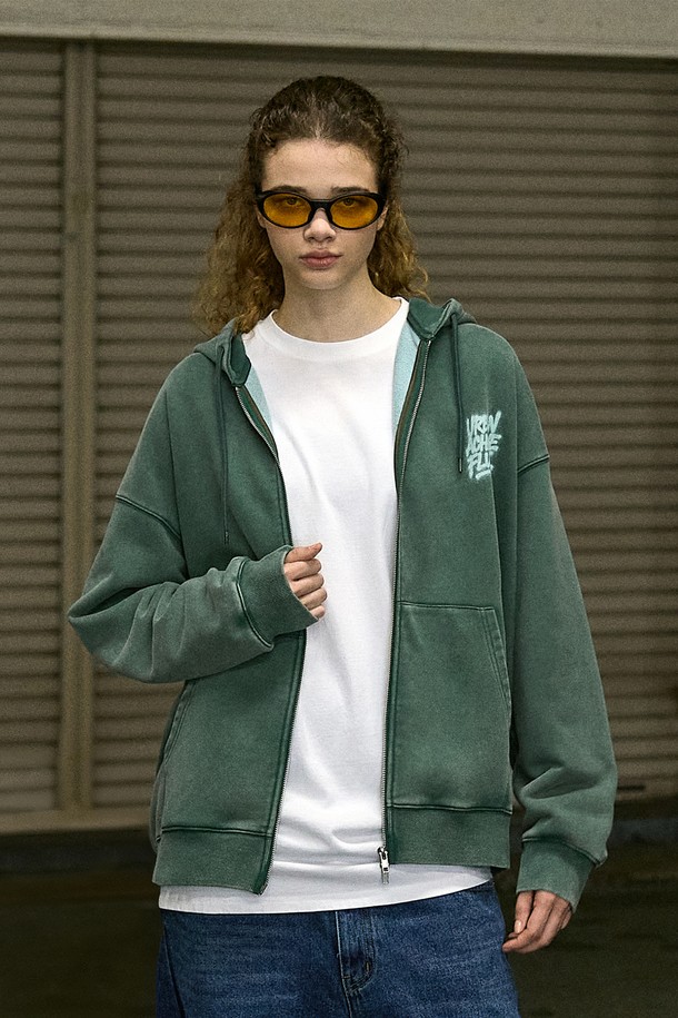 플루크 어치브 플로우 그래피티 오버핏 후드 집업 FZT1035-Z는 남녀 모두 착용 가능한 캐주얼 후드 집업입니다. 블루그린, 다크그레이 두 가지 색상으로 출시되었으며, 봄, 가을, 겨울에 착용하기 좋습니다. 면과 폴리에스테르 혼방 소재로 제작되어 부드러운 촉감을 자랑하며 두꺼운 두께감으로 따뜻함을 더합니다. 오버핏 디자인에 3D 러버 프린팅, 사이드 포인트 라벨, 2way 무광 니켈 지퍼, 헤비 테이프 디테일, 빈티지 워싱 가공이 더해져 스트릿 스타일을 완성합니다. 긴 소매와 레귤러 기장으로 다양한 스타일 연출이 용이합니다.
