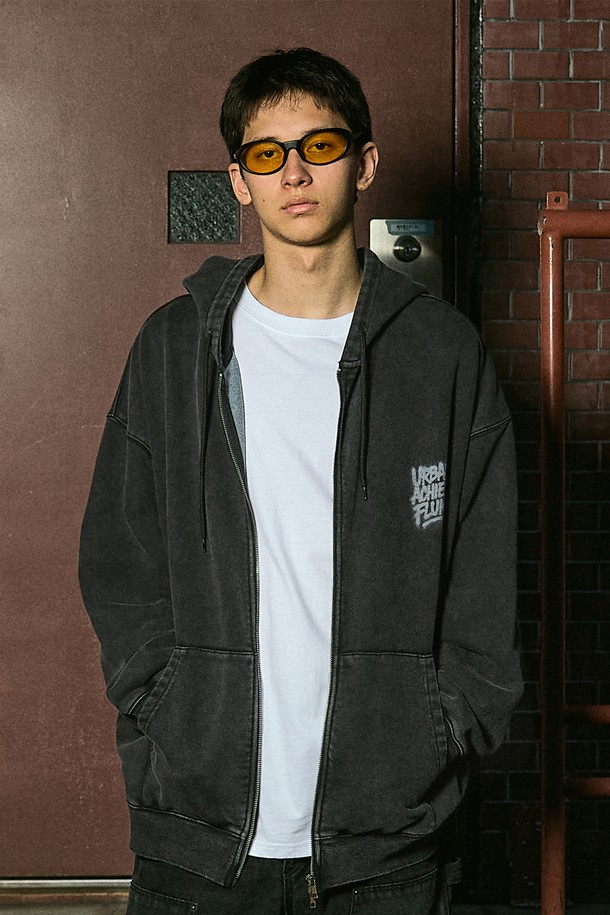 플루크 어치브 플로우 그래피티 오버핏 후드 집업 FZT1035-Z는 블루그린, 다크그레이 2가지 색상으로 출시되었습니다. 면과 폴리에스테르 혼방의 두꺼운 소재로 제작되어 부드러운 촉감을 선사하며, 가을, 겨울철 데일리룩에 활용하기 좋습니다. 오버핏 디자인에 그래피티 로고 패턴이 더해져 스트릿, 캐주얼 스타일을 연출합니다. 3D 러버 프린트, 2way 무광 니켈 지퍼, 헤비 테이프 디테일 등 다양한 특징을 갖추었으며, 변형 없는 실루엣과 고온 특수 염색으로 완성도를 높였습니다.
