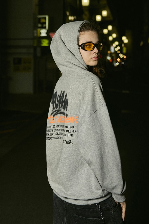 플루크 어치브 시티드리븐 오버핏 후드 티셔츠 FHT2043-Z는 남녀 모두 착용 가능한 후드 티셔츠입니다. 블루그린, 그레이, 다크그레이, 블랙 4가지 색상으로 출시되었으며, 일상복으로 활용하기 좋습니다. 가을, 겨울에 어울리는 두꺼운 두께감과 부드러운 촉감의 기모 안감으로 따뜻하게 착용할 수 있습니다. 오버핏 디자인에 로고와 프린트 패턴이 적용되었으며, "바이오워싱" 가공, 고밀도 코마사 원단, 내구성 있는 프린팅, 립스탑 테이프 처리, 트리플 스티치 봉제, 앞면 포켓 등의 특징을 갖췄습니다. 캐주얼, 스트리트, 미니멀 스타일을 즐기며, 겨울 데일리룩, 집콕룩, 산책룩으로 활용하기 좋습니다.
