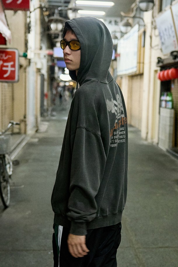 플루크 어치브 시티드리븐 오버핏 후드 티셔츠 FHT2043-Z는 일상과 캐주얼 스타일에 적합한 공용 후드 티셔츠입니다. 블루그린, 그레이, 다크그레이, 블랙 4가지 색상으로 출시되었으며, 봄, 가을, 겨울 시즌에 착용하기 좋습니다. 부드러운 촉감의 기모 안감과 두꺼운 두께로 제작되어 보온성을 높였습니다. 고밀도 코마사 원단, 바이오 워싱 처리, 열처리, 수축 방지, 삼중 스티치, 립스탑 테이프, 내구성 높은 프린팅 등 꼼꼼한 디테일이 돋보입니다. 오버핏으로 편안한 착용감을 제공하며, 로고 프린트가 특징입니다.
