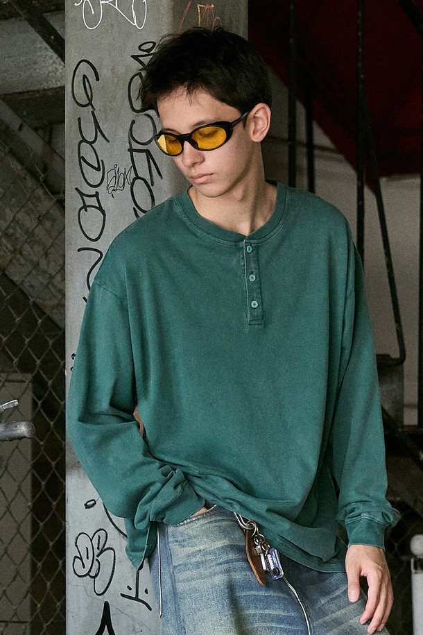 플루크 어반 헤리티지 헨리넥 로고 긴팔 티셔츠 FLT718는 남녀 모두 착용 가능한 캐주얼하고 스트릿한 스타일의 긴팔 티셔츠입니다. 면 소재로 제작되어 부드러운 촉감을 선사하며, 봄, 가을에 착용하기 적합합니다. 헨리넥 디자인에 오버핏으로 편안한 착용감을 제공하며, 빈티지 워싱 가공과 황화 가공 처리로 은은한 멋을 더했습니다. 네이비, 블루그린, 다크그레이 3가지 색상으로 출시되었으며, 목선 늘어짐 방지 테이프, 꼬임 방지 및 수축 방지 기능으로 실용성을 높였습니다.
