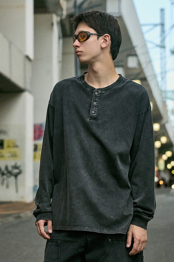 플루크 어반 헤리티지 헨리넥 로고 긴팔 티셔츠 FLT718는 남성용 긴팔 티셔츠입니다. 네이비, 블루그린, 다크그레이 3가지 색상으로 출시되었으며, 봄, 가을에 착용하기 좋습니다. 부드러운 면 소재로 제작되었으며, 헨리넥 디자인과 오버핏으로 편안한 착용감을 선사합니다. 빈티지 워싱 가공, 목테이프 처리, 고온 황화 염색 처리, 자연스러운 워싱감, 로고 자수 디테일이 돋보입니다. 데이트룩, 가을 나들이룩, 캐주얼, 클래식, 스트리트 스타일을 연출하기에 적합합니다.
