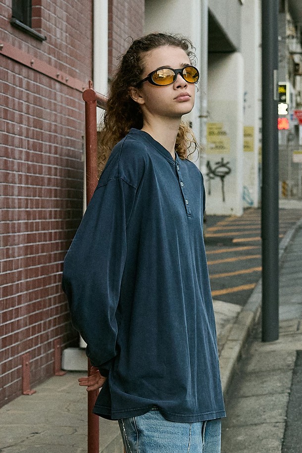 플루크 어반 헤리티지 헨리넥 로고 긴팔 티셔츠 FLT718는 남녀 모두 착용 가능한 긴팔 티셔츠입니다. 네이비, 블루그린, 다크그레이 3가지 색상으로 출시되었으며, 봄, 가을에 일상복으로 활용하기 좋습니다. 헨리넥 디자인에 부드러운 면 소재를 사용하여 편안한 착용감을 선사합니다. 빈티지 워싱 가공과 자수 로고, 헨리넥 테이프 보강 디테일이 돋보이며, 고온 염색 처리를 통해 색상의 변형을 최소화했습니다. 루즈핏과 오버핏으로 제작되어 캐주얼하고 베이직한 스타일을 연출할 수 있으며, 동네 마실룩 또는 가을 나들이룩에 적합합니다.
