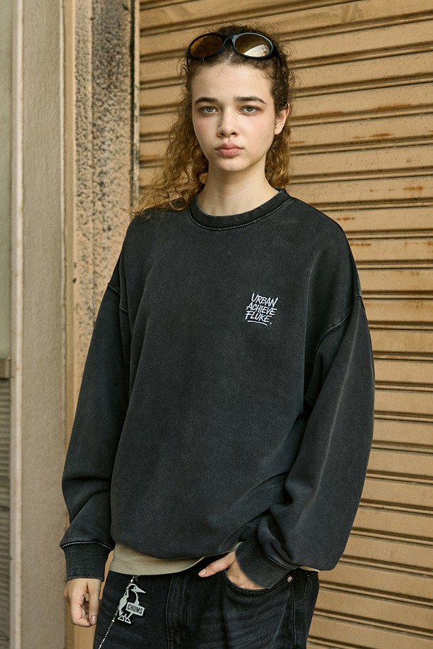 플루크 어치브 아카이브 자수 맨투맨 티셔츠 FMT760-Z는 스트릿, 캐주얼 스타일을 즐기는 남녀 모두를 위한 오버핏 맨투맨입니다. 블루그린, 네이비, 다크그레이 3가지 색상으로 출시되었으며, 봄, 가을, 겨울에 착용하기 좋습니다. 면과 폴리에스테르 혼방의 두꺼운 소재로 제작되어 부드러운 촉감을 선사하며, 자수 패턴이 돋보입니다. 안티스트레치 넥라인 테이프, 고온 유황 워싱, 열고정 가공, 수축 방지 가공으로 뛰어난 내구성을 자랑합니다. 겨울 데일리룩에 활용하기 좋은 아이템입니다.
