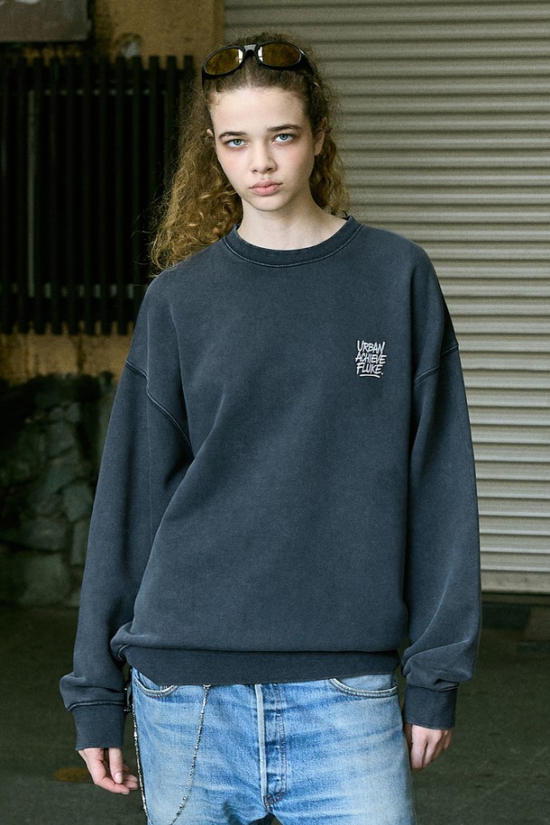 플루크 어치브 아카이브 자수 맨투맨 티셔츠 FMT760-Z는 남녀 모두 착용 가능한 맨투맨 티셔츠입니다. 블루그린, 네이비, 다크그레이 3가지 색상으로 출시되었으며, 일상복으로 활용하기 좋습니다. 봄, 가을, 겨울 계절에 맞춰 스트릿 및 빈티지 스타일을 연출할 수 있으며, 오버핏 또는 릴랙스핏으로 편안하게 착용 가능합니다. 라운드넥 디자인에 면과 폴리에스테르 혼방 소재로 제작되어 부드러운 촉감을 선사하며, 넥 디소시에이션 테이프 처리와 셀프 파워 워싱 가공, 고온 열처리 공정을 거쳐 자연스러운 빈티지 감성을 더했습니다. 데이트룩과 캠핑룩 등 다양한 TPO에 맞춰 스트리트 및 캐주얼 스타일을 완성해보세요.
