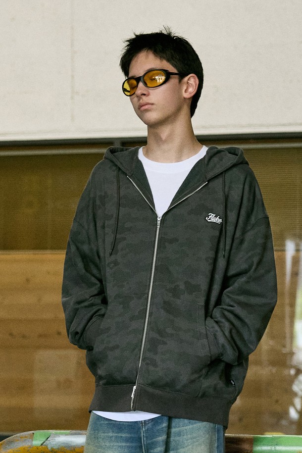 플루크 어반코어 크루 카모 시그니처 로고 후드 집업 FZT1033-Z는 카키와 블랙 2가지 색상으로 출시되었습니다. 면과 폴리에스테르 혼방 소재로 제작되어 부드러운 촉감과 두꺼운 두께감을 자랑하며, 봄, 가을, 겨울 3계절 모두 착용 가능합니다. 2웨이 지퍼, 앞면 포켓, 자수 시그니처 로고, 해리테이프 처리, 열처리 및 이중 워싱, 열 및 수분 저항 처리 등 디테일이 돋보입니다. 레귤러핏으로 캐주얼, 스트릿, 고프코어 스타일을 연출할 수 있으며, 동네 마실룩과 캠핑룩에 활용하기 좋습니다.
