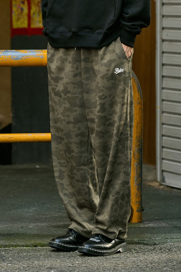 플루크 어반코어 크루 카모 시그니처 로고 스웻팬츠 FTP208-Z는 남녀 모두 착용 가능한 스웻팬츠입니다. 카키와 블랙 2가지 색상으로 출시되었으며, 일상복으로 활용하기 좋습니다. 봄, 가을, 겨울 계절에 적합하며, 스트릿과 캐주얼 스타일을 연출할 수 있습니다. 면과 폴리에스테르 혼방 소재로 제작되어 부드러운 촉감을 자랑하며, 레귤러핏으로 편안하게 착용 가능합니다. 허리 밴딩, 자수 로고, 스톱워싱 가공, 빈티지 무드, 하단 히든 스트링, 포켓 디테일이 특징입니다.
