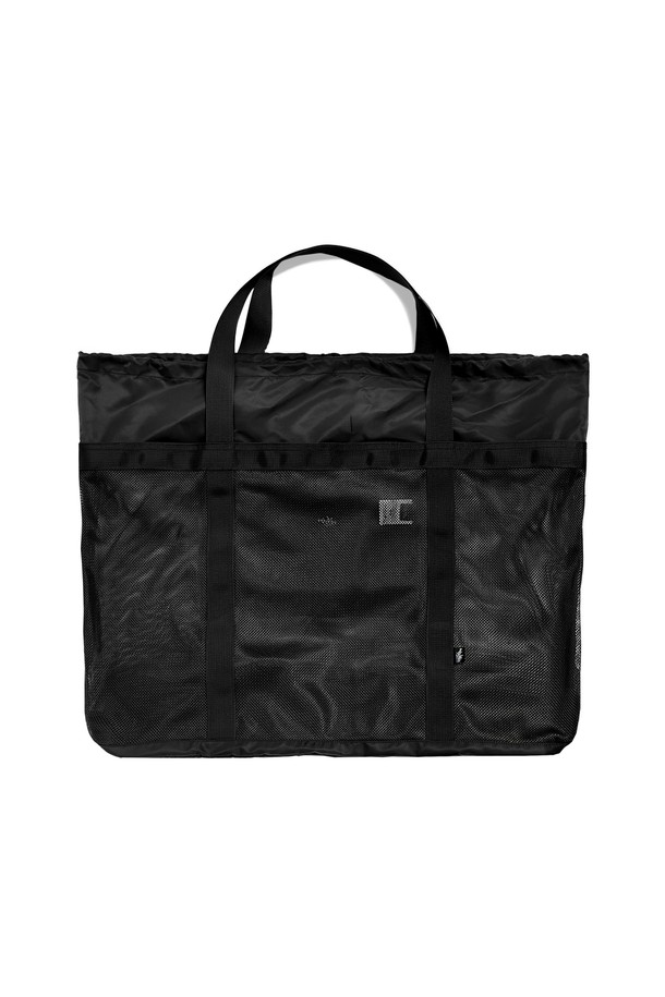 플루크 어스 아웃도어 시그니처 로고 토트백 FBG105는 2가지 색상으로 출시되어, 스트릿, 미니멀, 캐주얼 스타일을 즐기는 남성들을 위한 토트백입니다. 25F/W 플루크 시즌 어반 어치브 컬렉션 제품으로, 저광택 마감과 빈티지 무드를 더했습니다. 방수, 방풍 기능과 경량성을 갖춘 폴리에스테르 및 타슬론 소재로 제작되어, 일상 및 아웃도어 활동에 적합합니다. 내부 포켓과 세탁 용이성을 갖춘 실용적인 디자인에 조임용 끈 잠금 방식을 적용했습니다. 전면에 메쉬 디테일과 로고 패턴이 특징입니다.
