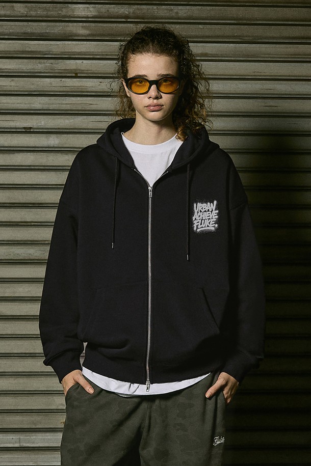 플루크 어치브 그래피티 오버핏 후드 집업 FZT1034-Z는 남녀 공용으로 착용 가능한 후드 집업입니다. 그레이와 블랙 2가지 색상으로 출시되었으며, 가을과 겨울에 따뜻하게 입을 수 있습니다. 스트릿 및 캐주얼 스타일을 연출하기 좋으며, 3D 러버 프린트 백 디자인과 사이드 심 포인트 라벨, 테이프 디테일로 포인트를 더했습니다. 헤비웨이트 원단과 바이오워싱 가공, 꼬임 방지 및 수축 방지 이중 워싱으로 제작되어 부드러운 촉감과 뛰어난 내구성을 자랑합니다. 오버핏으로 편안한 착용감을 제공하며, 일상, 집콕, 산책 등 다양한 상황에서 활용하기 좋습니다.
