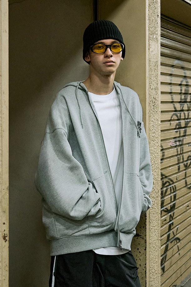 플루크 어치브 그래피티 오버핏 후드 집업 FZT1034-Z는 남녀 모두 착용 가능한 캐주얼 및 스트릿 스타일의 후드 집업입니다. 그레이와 블랙 두 가지 색상으로 출시되었으며, 봄, 가을, 겨울 시즌에 적합합니다. 오버핏으로 편안한 착용감을 제공하며, 두꺼운 면과 폴리에스테르 혼방 소재로 제작되어 탄탄한 촉감을 자랑합니다. 입체감 있는 라바 나염 프린트와 2-way 무광 니켈 지퍼, 옆선 포인트 라벨 등의 디테일이 돋보입니다. 바이오 워싱, 테타 가공, 더블 워싱을 거쳐 완성된 제품으로, 긴 소매와 레귤러 기장으로 디자인되었습니다.
