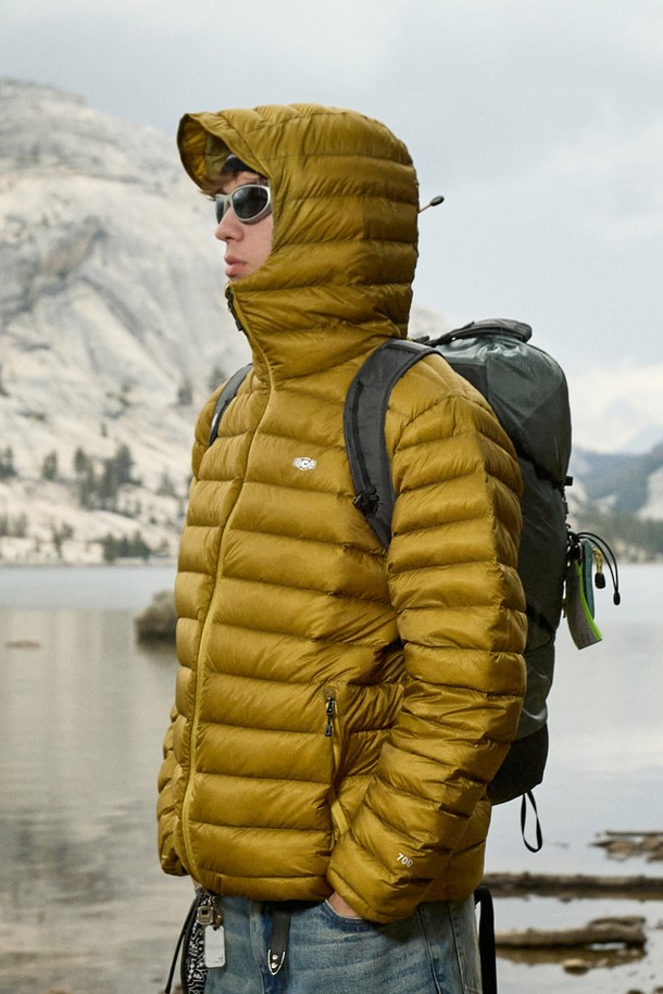 플루크 락 다운 라이트 시스루 다운 재킷 FPJ225는 일상, 여행, 아웃도어 활동에 적합한 남녀 공용 다운 재킷입니다. 5가지 색상으로 출시되었으며, 캐주얼 및 스포티한 스타일을 연출할 수 있습니다. 700 필파워 화이트 덕다운(80% 다운, 20% 페더) 충전재와 방풍 기능을 갖춰 뛰어난 보온성을 제공하며, 4중 구조 설계로 다운의 뭉침을 방지합니다. 가볍고 압축 가능한 패커블 디자인으로 휴대성을 높였으며, 조절 가능한 후드와 실리콘 프린트 로고 디테일이 돋보입니다. 레귤러핏, 지퍼형 여밈 방식, 긴소매 기장으로 편안한 착용감을 선사하는 겨울철 필수 아이템입니다.
