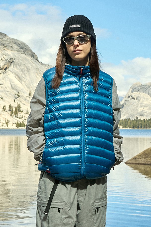 플루크 스트라이드 라이트 다운 베스트 FVT209는 남성용 다운 베스트입니다. 일상 및 캐주얼 스타일, 스포티한 무드 연출에 적합하며, 가을, 겨울 시즌에 따뜻하게 착용할 수 있습니다. 블루, 블랙 2가지 색상으로 출시되었으며, 무지 디자인에 레귤러핏으로 제작되었습니다. 나일론, 폴리에스테르 소재로 제작되어 부드러운 촉감을 제공하며, 두꺼운 두께감으로 보온성을 높였습니다. 집업 스타일의 민소매 패딩 베스트입니다.
