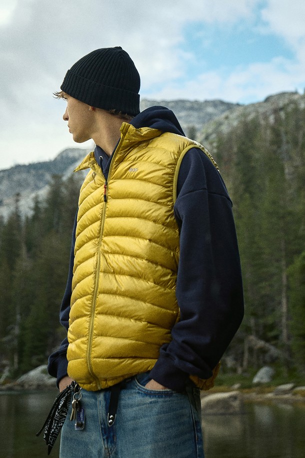 플루크 스트라이드 라이트 다운 베스트 FVT209는 남성용 다운 베스트로, 가을과 겨울에 따뜻함을 제공합니다. 옐로우, 블랙 2가지 색상으로 출시되었으며, 캐주얼 및 스포티 스타일을 연출하기 좋습니다. 무지 디자인에 레귤러핏으로 제작되었으며, 퀼팅 디테일이 돋보입니다. 나일론과 다운 소재를 사용하여 부드러운 촉감과 가벼운 착용감을 선사하며, 보온성과 경량성을 동시에 갖춘 두꺼운 두께의 집업 방식 민소매 아우터입니다.
