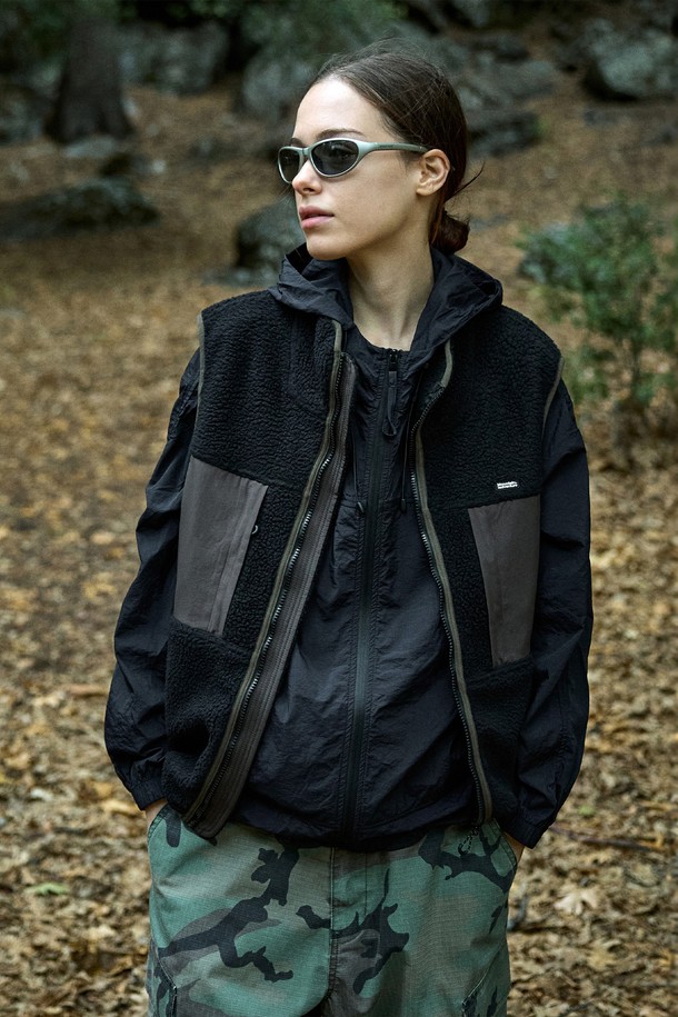 플루크 노스사이드 덤블 플리스 베스트 베이지 FVT208는 캐주얼, 스포티, 미니멀 스타일을 소화하는 남녀 공용 베스트입니다. 덤블 플리스 소재로 제작되어 부드러운 촉감과 두꺼운 두께감으로 뛰어난 보온성을 제공하며 일상 및 아웃도어 활동은 물론 캠핑룩과 산책룩에 활용하기 좋습니다. 레귤러핏에 무지 디자인, 집업 여밈 방식으로 편안하게 착용 가능하며 가을, 겨울 시즌에 따뜻함을 더해줍니다. 베이지 컬러는 어떤 룩에도 자연스럽게 어울려 활용도가 높습니다.
