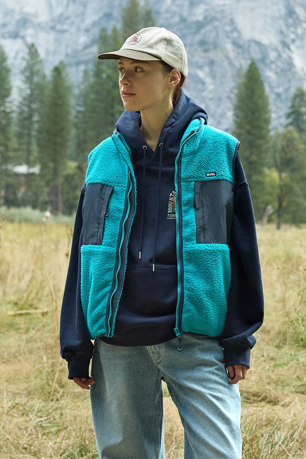 플루크 노스사이드 덤블 플리스 베스트 베이지 FVT208는 덤블 플리스 소재로 제작되어 부드러운 촉감과 뛰어난 보온성을 제공하는 남성용 베스트입니다. 캐주얼하고 스포티한 스타일을 연출하기 좋으며, 가을과 겨울에 따뜻하게 착용할 수 있습니다. 레귤러핏 라운드넥 디자인으로 편안한 착용감을 선사하며, 무지 패턴의 베이지 컬러로 다양한 스타일에 매치하기 용이합니다. 일상생활은 물론 캐주얼한 활동 시에도 활용하기 좋은 아이템입니다.
