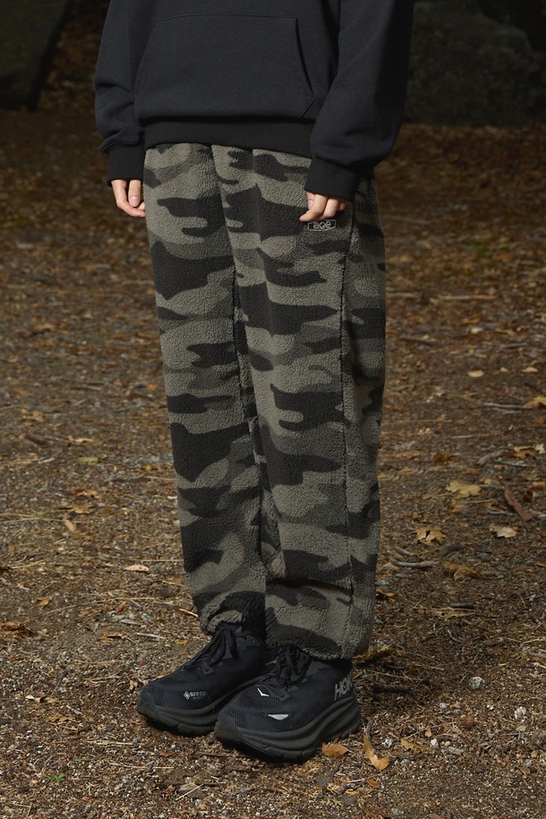 플루크 옴스테드 플리스 트레이닝 팬츠 FTP207은 남성용 트레이닝 팬츠입니다. 일상복과 스포츠 활동 모두에 적합하며, 가을과 겨울에 따뜻하게 착용할 수 있습니다. 부드러운 플리스 소재와 레귤러핏 디자인으로 편안한 착용감을 제공합니다. 카모 패턴이 적용되어 스포티하면서도 캐주얼한 스타일을 연출하며, 두꺼운 두께감으로 보온성을 높였습니다. 허리 밴딩 처리로 활동성을 더했습니다.
