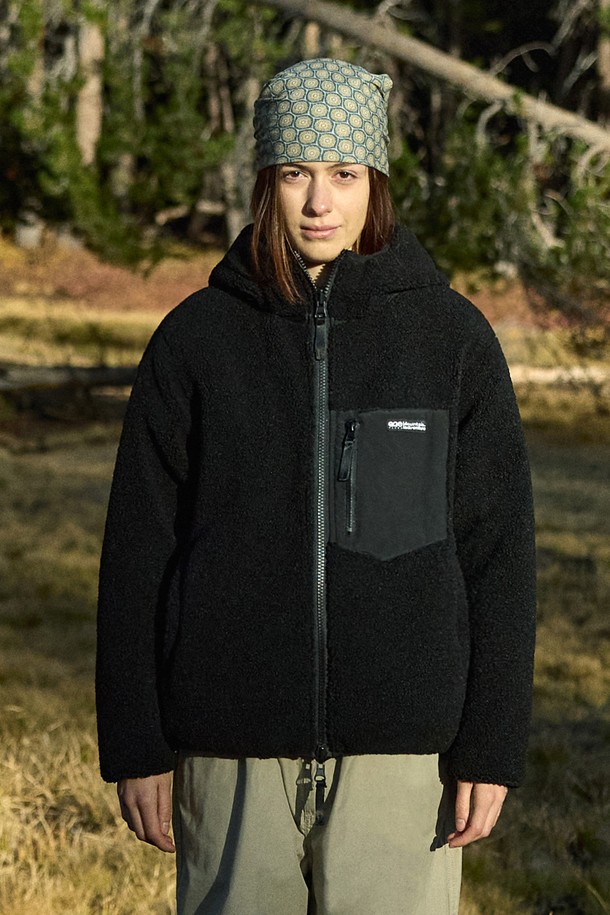 플루크 글레이셔 리버서블 플리스 재킷 FPJ223는 남성용 플리스 재킷으로, 일상과 캠핑 모두에 활용하기 좋습니다. 블랙 컬러의 무지 디자인으로, 가을과 겨울철에 따뜻하게 착용할 수 있습니다. 겉감은 부드러운 플리스 소재로 제작되었으며, 두꺼운 두께감으로 보온성을 높였습니다. 레귤러 핏에 집업 스타일로 편안하게 입을 수 있으며, 리버서블 디자인으로 다양한 연출이 가능합니다. 캠핑룩, 캐주얼, 스포티, 미니멀 스타일을 즐기는 분들께 추천합니다.
