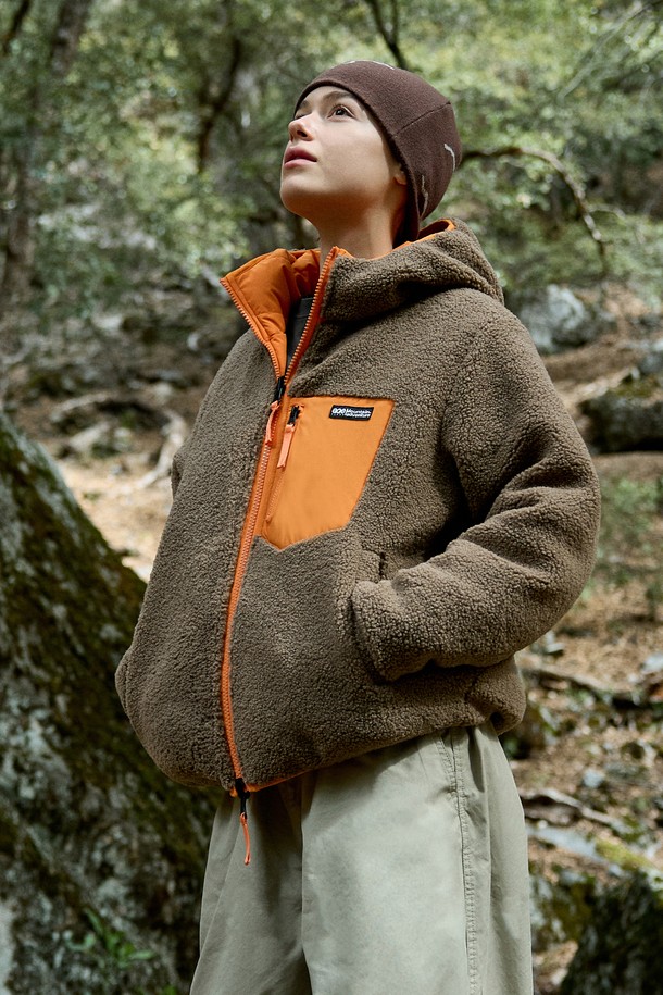 플루크 글레이셔 리버서블 플리스 재킷 FPJ223는 남성을 위한 아우터 카테고리의 플리스 재킷입니다. 브라운과 오렌지 색상으로 출시되었으며, 일상, 캠핑, 아웃도어 활동에 적합합니다. 가을과 겨울에 따뜻하게 착용할 수 있으며, 캐주얼 및 스포티한 스타일을 연출할 수 있습니다. 무지 패턴의 레귤러핏, 긴 소매, 두꺼운 두께감의 플리스 소재로 제작되었으며, 지퍼 여밈 방식과 포켓 디테일, 배색 디자인으로 포인트를 더했습니다. 리버서블 형태로 제작되어 다양한 스타일로 연출 가능하며, 캠핑룩을 완성하기 좋습니다.
