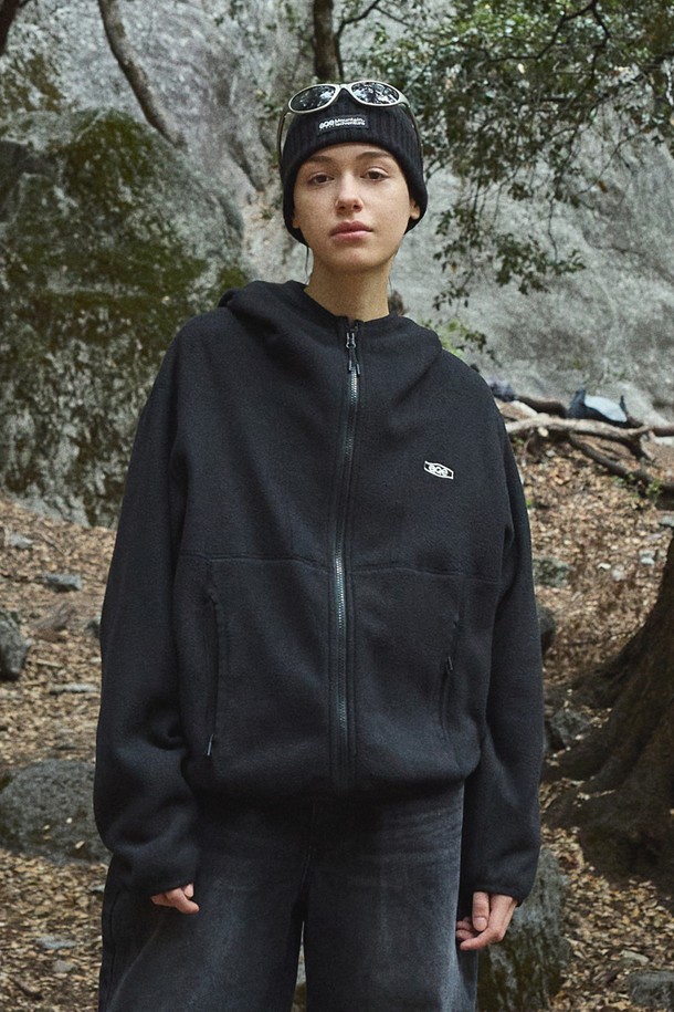 플루크 옴스테드 후드 플리스 재킷 FJK129는 일상, 아웃도어 활동은 물론 캠핑룩에도 잘 어울리는 남성용 후드 플리스 자켓입니다. 부드러운 촉감의 두꺼운 플리스 소재로 제작되어 가을, 겨울 시즌 따뜻하게 착용할 수 있습니다. 무지 디자인에 레귤러 핏으로, 캐주얼, 스포티, 미니멀한 스타일을 연출하기 좋습니다. 블랙 컬러의 집업 스타일로, 후드와 포켓 디테일이 실용성을 더합니다. 긴 소매 기장으로 편안하게 활동할 수 있으며, 다양한 스타일과 매치하여 활용도를 높일 수 있습니다.
