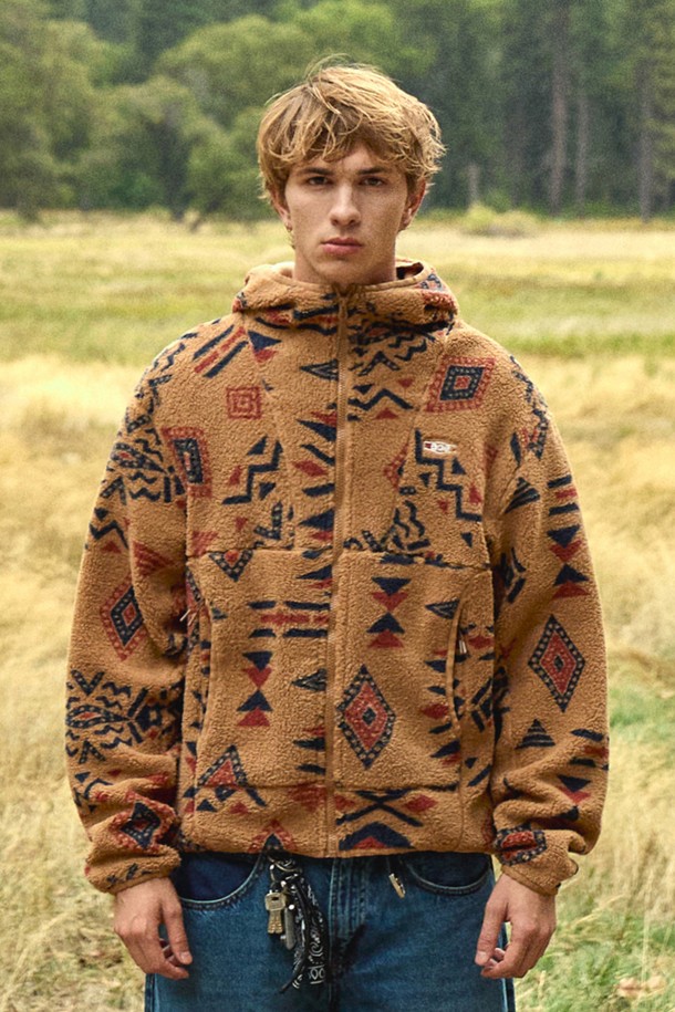 플루크 옴스테드 후드 플리스 재킷 FJK129는 일상과 캐주얼룩에 적합한 남성용 후드 플리스 재킷입니다. 두꺼운 두께감의 플리스 소재로 제작되어 부드러운 촉감을 선사하며, 가을과 겨울에 따뜻하게 착용할 수 있습니다. 기하학 및 에스닉 패턴이 돋보이는 디자인으로, 캐주얼, 스트릿, 고프코어 스타일을 연출하기 좋습니다. 레귤러핏으로 편안하게 착용 가능하며, 집업 여밈 방식과 후드 부착으로 실용성을 더했습니다. 캠핑룩이나 산책룩에 활용하여 개성 있는 스타일을 완성해보세요. 베이지 및 패턴 색상으로 출시되었습니다.
