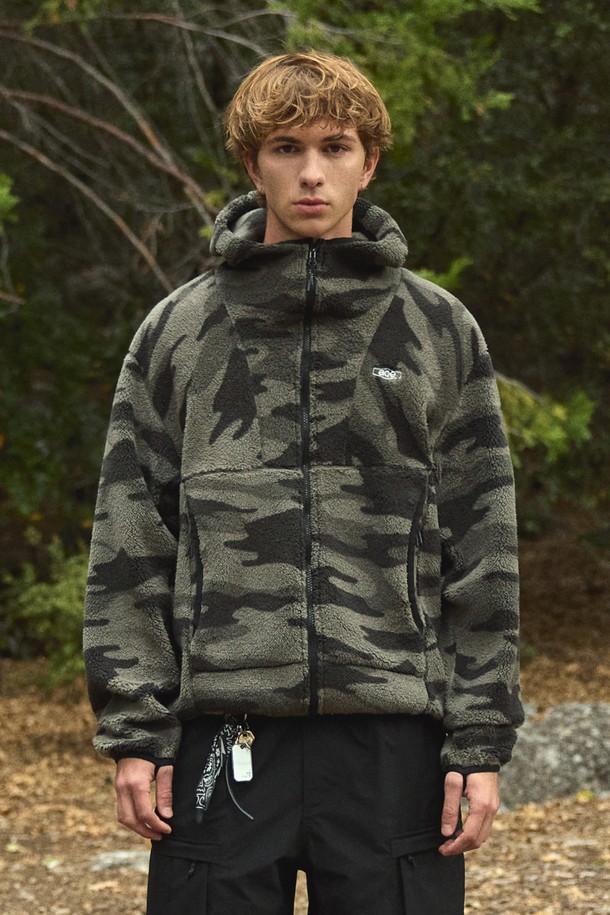 플루크 옴스테드 후드 플리스 재킷 FJK129는 남성을 위한 아우터입니다. 캐주얼 및 스트리트 스타일을 위한 후드 자켓으로, 가을과 겨울에 착용하기 좋습니다. 두꺼운 플리스 소재로 제작되어 부드러운 촉감을 제공하며, 집업 디테일과 레귤러핏으로 편안하게 착용할 수 있습니다. 카모 패턴으로 디자인되어 개성 있는 스타일을 연출하며, 긴 소매와 레귤러 기장으로 활동성을 높였습니다. 
