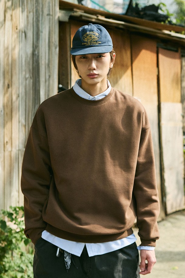 플루크 라이트 데이오프 오버핏 맨투맨 티셔츠 FMT901은 부드러운 면 소재로 제작되어 편안한 착용감을 선사합니다. 넉넉한 오버핏과 라운드넥 디자인으로 베이직하면서도 캐주얼한 스타일을 연출하며, 브라운 컬러는 어떤 옷에도 잘 어울립니다. 봄, 가을, 겨울 세 계절 모두 활용 가능한 실용적인 아이템으로, 두꺼운 두께감으로 따뜻함을 더합니다. 무지 디자인으로 미니멀하고 클래식한 분위기를 강조하여 데일리룩에 활용하기 좋습니다.
