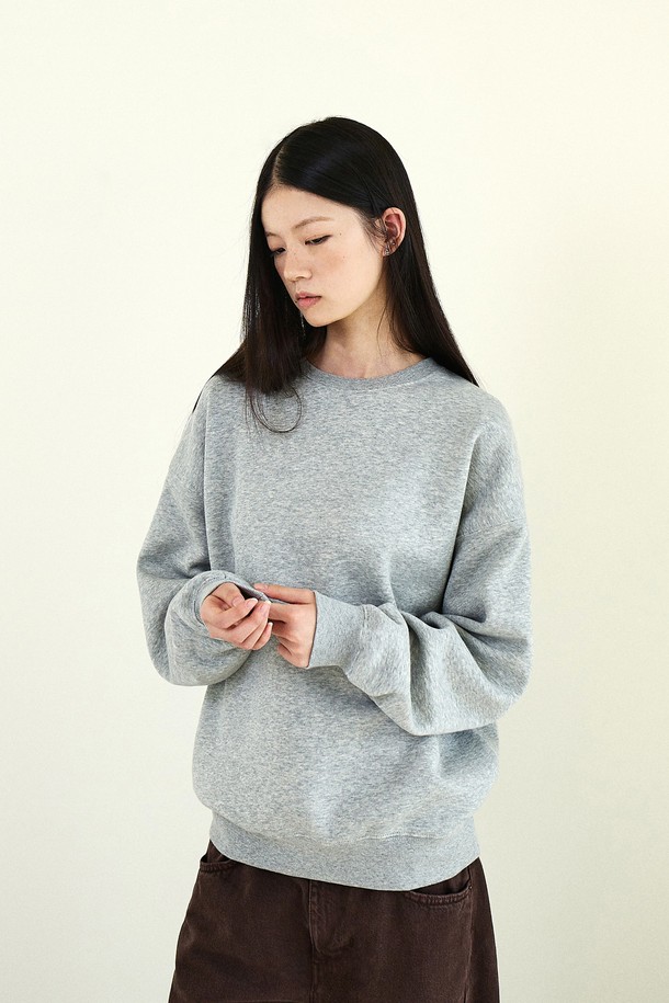 플루크 라이트 데이오프 오버핏 맨투맨 티셔츠 FMT901은 남성용 상의 카테고리에 속하는 제품입니다. 부드러운 촉감의 면 소재로 제작되었으며, 넉넉한 오버핏으로 편안한 착용감을 선사합니다. 라운드넥 디자인에 긴 소매 기장, 두꺼운 두께감으로 봄, 가을, 겨울철에 활용하기 좋습니다. 베이직하고 캐주얼한 스타일로, 출근룩이나 캠핑룩 등 다양한 TPO에 매치하기 용이하며, 미니멀, 클래식 스타일을 선호하는 분들께 추천합니다. 그레이 컬러를 포함해 총 5가지 다채로운 색상으로 만나보실 수 있습니다.
