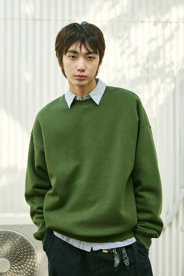 플루크 라이트 데이오프 오버핏 맨투맨 티셔츠 FMT901은 미니멀, 캐주얼, 스트릿 스타일을 아우르는 공용 의류입니다. 고밀도 프리미엄 기모 원단과 바이오워싱 가공으로 부드러운 촉감과 형태 안정성을 제공하며, 5가지 컬러로 출시되었습니다. 라운드넥에 긴 소매, 오버핏 디자인으로 편안한 착용감을 선사하며, 넥라인과 소매단의 튼튼한 립 조직으로 늘어짐을 방지합니다. 봄, 가을, 겨울 모두 활용 가능하며, 집콕룩이나 산책룩으로도 손색없는 데일리 아이템입니다. 세탁 후에도 변형 없이, 뛰어난 신축성으로 활동성을 높였으며 피부 자극을 최소화했습니다.
