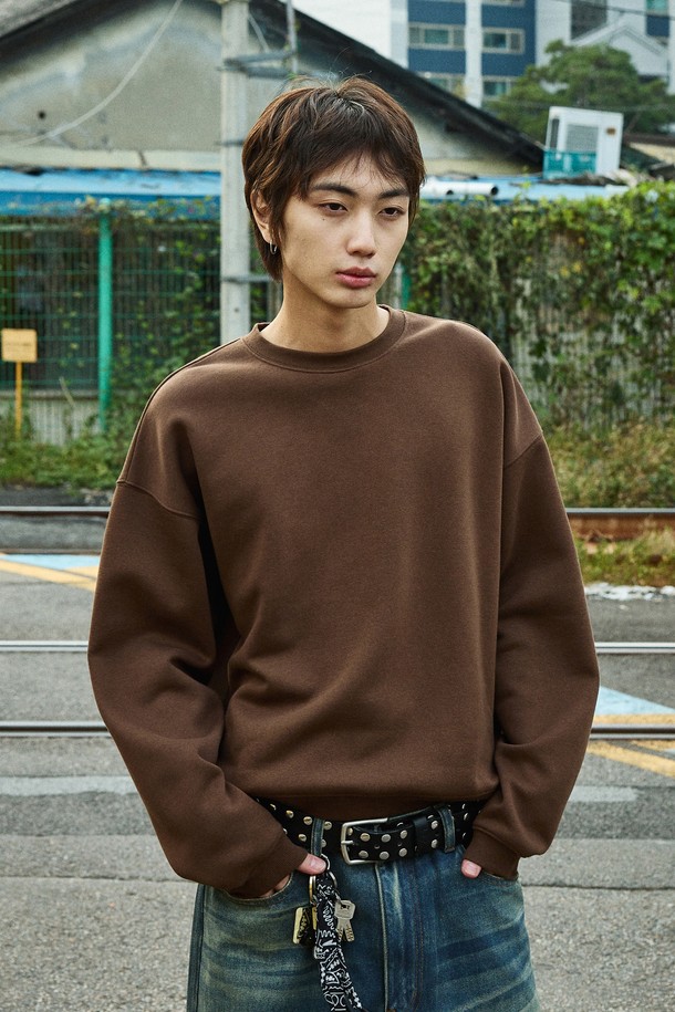 플루크 어반 스트레이트 크롭 맨투맨 티셔츠 FMT900C는 베이직한 디자인과 캐주얼 스타일을 선호하는 분들을 위한 제품입니다. 부드러운 촉감의 면 소재로 제작되어 가을, 겨울 시즌에 따뜻하게 착용할 수 있습니다. 무지 디자인에 브라운 컬러로, 어떤 하의와도 쉽게 매치하여 다양한 스타일을 연출할 수 있습니다. 스트레이트 핏과 라운드넥, 긴소매, 그리고 크롭 기장으로 트렌디한 감각을 더했습니다. 두꺼운 두께감으로 편안함과 보온성을 동시에 제공하여 일상에서 활용하기 좋습니다.
