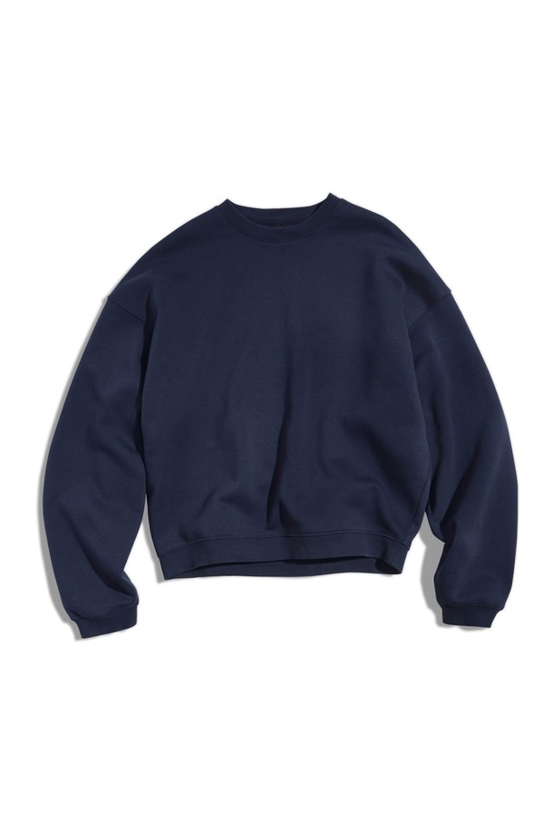 플루크 어반 스트레이트 크롭 맨투맨 티셔츠 FMT900C는 캐주얼 및 미니멀 스타일을 추구하는 분들을 위한 데일리 아이템입니다. 부드러운 면 소재로 제작되어 편안한 착용감을 제공하며, 봄, 가을, 겨울 세 계절 모두 활용 가능합니다. 크롭 기장에 스트레이트 핏으로 트렌디함을 더했으며, 라운드넥과 긴 소매 디자인으로 깔끔한 실루엣을 연출합니다. 네이비 컬러에 무지 디자인으로 어떤 스타일에도 쉽게 매치할 수 있어 산책룩으로도 손색없습니다. 
