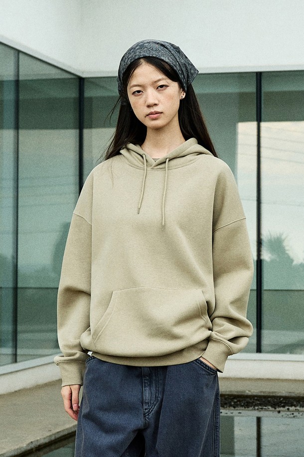 플루크 라이트 데이오프 오버핏 후드 티셔츠 FHT901은 캐주얼, 스트리트, 미니멀 스타일을 아우르는 공용 후드 티셔츠입니다. 봄, 가을, 겨울 세 계절 모두 활용 가능하며, 부드러운 면 소재로 제작되어 편안한 착용감을 선사합니다. 4가지 다채로운 컬러로 출시되어 취향에 맞게 선택할 수 있으며, 두꺼운 두께감과 오버핏 디자인으로 트렌디한 스타일을 연출합니다. 무지 디자인으로 어떤 스타일에도 쉽게 매치할 수 있어 활용도가 높습니다. 라이트한 착용감으로 편안함을 더한 데일리 후드 티셔츠입니다.
