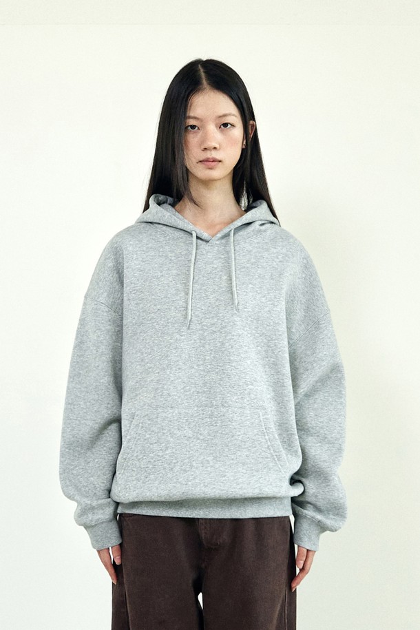 플루크 라이트 데이오프 오버핏 후드 티셔츠 FHT901은 부드러운 촉감의 면과 폴리에스테르 혼방 소재로 제작되어 편안한 착용감을 선사합니다. 바이오워싱 가공을 거쳐 수축률을 낮추고, 피부 자극을 최소화하여 더욱 쾌적하게 착용할 수 있습니다. 4가지 다채로운 컬러로 출시되었으며, 넉넉한 오버핏과 이중 후드 디자인으로 스트릿, 캐주얼, 미니멀 스타일을 연출하기 좋습니다. 고밀도 코마사 원단과 립 마감, 신축성으로 활동성을 높였으며, 집콕룩, 산책룩, 여행룩 등 다양한 TPO에 활용 가능합니다. 긴 소매 기장의 무지 디자인으로 어떤 스타일에도 쉽게 매치할 수 있는 데일리 아이템입니다.
