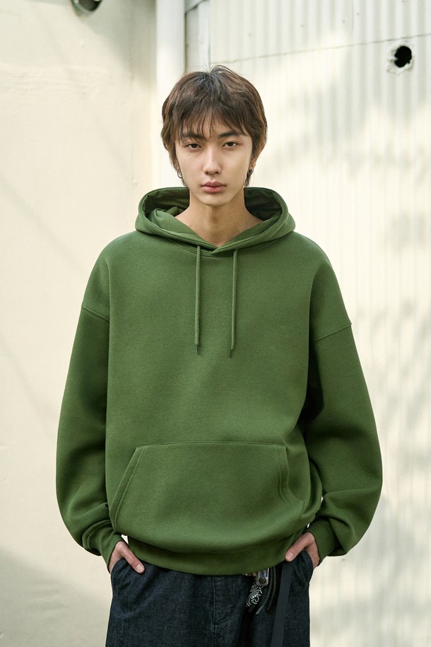 플루크 라이트 데이오프 오버핏 후드 티셔츠 FHT901은 베이지, 그레이, 카키, 블랙 4가지 색상으로 출시되어, 일상에서 편안하게 착용하기 좋은 후드 티셔츠입니다. 봄, 가을, 겨울 세 계절 모두 활용 가능하며, 넉넉한 오버핏으로 제작되어 캐주얼하고 베이직한 스타일을 연출합니다. 부드러운 촉감의 기모 안감과 두꺼운 두께감으로 보온성을 높였으며, 바이오워싱 가공, 고밀도 코마사, 열고정 가공, 내열성, 내습성 등의 특징을 갖추었습니다. 캠핑룩이나 집콕룩과 같이 편안한 TPO에, 캐주얼하고 미니멀한 스타일을 더해 활용하기 좋습니다.
