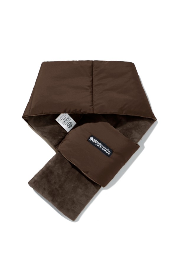 플루크 어드벤처 패딩 머플러 브라운 FMF100은 부드러운 촉감의 플리스 안감과 보온성을 높여주는 패딩 소재를 사용하여 제작된 겨울철 필수 아이템입니다. 웰론 충전재를 사용하여 가볍고 따뜻하며, 브라운, 베이지, 다크그레이, 블랙, 아이보리 등 5가지의 트렌디한 컬러 옵션으로 출시되었습니다. 일상, 출근룩, 여행룩 등 다양한 TPO에 활용 가능하며, 캐주얼, 미니멀, 클래식 스타일을 모두 아우르는 디자인입니다. FREE 사이즈로 제작되어 누구나 편안하게 착용할 수 있습니다.
