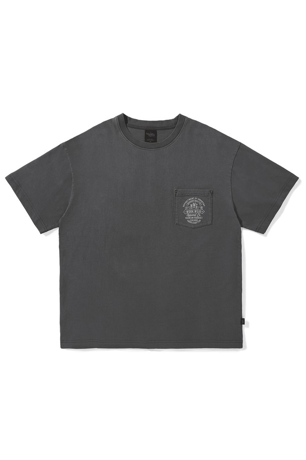 플루크 리벳 포켓 피그먼트 워크웨어 반팔 티셔츠 FST739는 남녀 공용으로 봄, 여름에 착용하기 좋은 반팔 티셔츠입니다. 워크웨어 스타일과 빈티지 무드를 결합한 디자인으로, 피그먼트 컬러와 레귤러핏, 라운드넥이 특징입니다. 면 소재에 리벳 포켓 디테일, 로고/프린트 패턴으로 포인트를 주어 일상에서 개성 있는 스타일을 연출할 수 있습니다.
