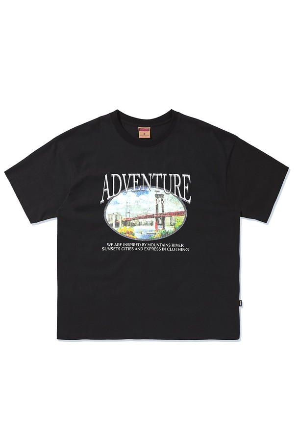 시티 어드벤처 크랙 반팔 티셔츠 FST336은 산, 강, 일몰, 도시 등의 예술적 요소가 담긴 디지털 프린트 디자인과 시즌 아트웍이 돋보이는 제품입니다. 면 소재로 제작되었으며, 릴랙스핏으로 편안한 착용감을 제공하고, 라운드넥 디자인으로 캐주얼한 스타일을 연출합니다. 블랙, 네이비, 화이트, 그레이 4가지 색상으로 봄, 여름 시즌에 일상복으로 활용하기 좋은 공용 반팔 티셔츠입니다.
