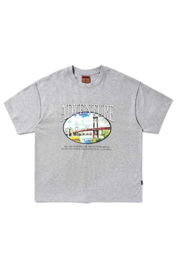 시티 어드벤처 크랙 반팔 티셔츠 FST336은 산, 강, 일몰, 도시에서 영감을 받은 프린트 디자인이 돋보이는 캐주얼 티셔츠입니다. 디지털 프린팅 기법으로 시즌 아트워크 컬러를 표현했으며, 면 소재의 릴랙스핏으로 편안한 착용감을 제공합니다. 블랙, 네이비, 화이트, 그레이 4가지 색상으로 출시되어 일상복으로 활용하기 좋습니다.
