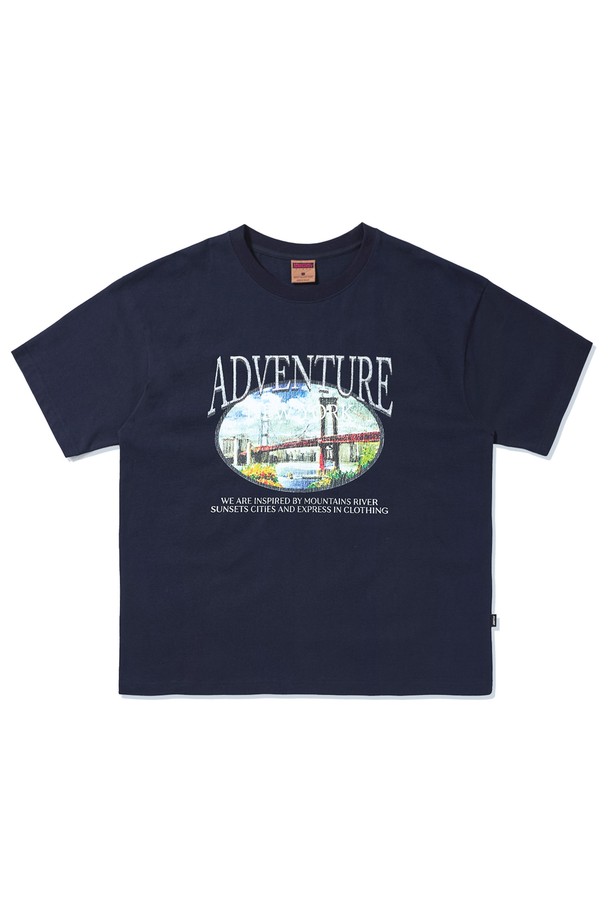 시티 어드벤처 크랙 반팔 티셔츠 FST336은 산, 강, 일몰, 도시를 모티브로 한 그래픽이 돋보이는 프린트 티셔츠입니다. 디지털 프린팅 기법으로 다양한 컬러를 표현했으며, 면 소재로 제작되어 봄, 여름철 일상에서 편안하게 착용하기 좋습니다. 릴랙스핏의 라운드넥 디자인으로 화이트, 네이비, 그레이, 블랙 4가지 색상으로 제공됩니다.
