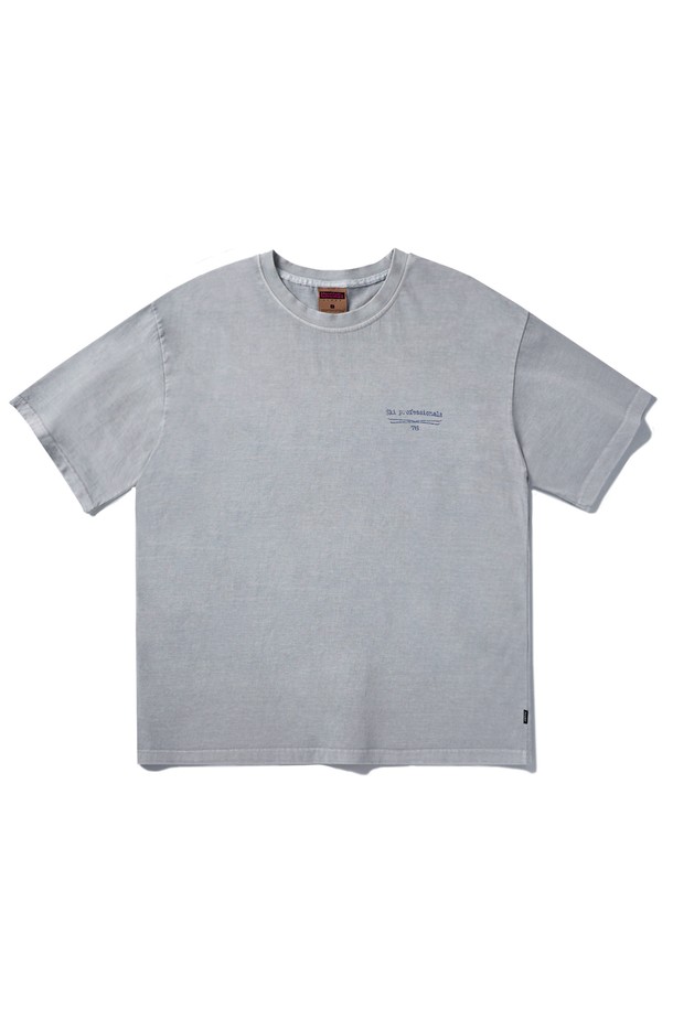 스노우마운틴 어드벤처 반팔 티셔츠 FST735는 남녀 모두 착용 가능한 릴랙스핏의 캐주얼 티셔츠입니다. 부드러운 면 소재에 피그먼트 염색과 고온 염색 처리, 워싱 효과를 더해 편안함과 스타일을 동시에 잡았습니다. 라이트 그레이, 다크 그레이, 블루 그린, 화이트 4가지 색상으로 출시되었으며, 크림 프린팅으로 포인트를 준 그래픽 디자인이 돋보입니다.
