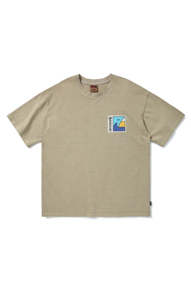 마운틴 어드벤처 크랙 반팔 티셔츠 FST736은 봄, 여름 시즌에 어울리는 캐주얼 티셔츠입니다. 부드러운 면 소재로 제작되었으며, 루즈핏과 릴렉스핏의 편안한 착용감을 제공합니다. 빈티지 스타일과 프린트 무늬가 특징이며, 화이트, 블루그린, 베이지, 네이비, 퍼플, 다크그레이 6가지 컬러로 출시되었습니다. 피그먼트 워싱 처리와 고온 염색 공정으로 자연스러운 빈티지룩과 부드러운 터치감을 선사합니다. 동네 마실룩이나 여행룩으로 활용하기 좋습니다.
